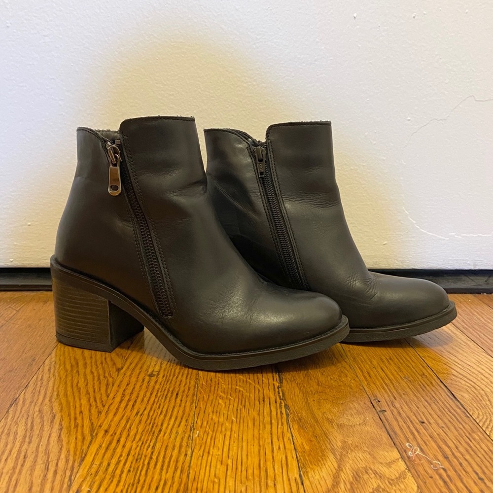 Aldo black zipper booties
